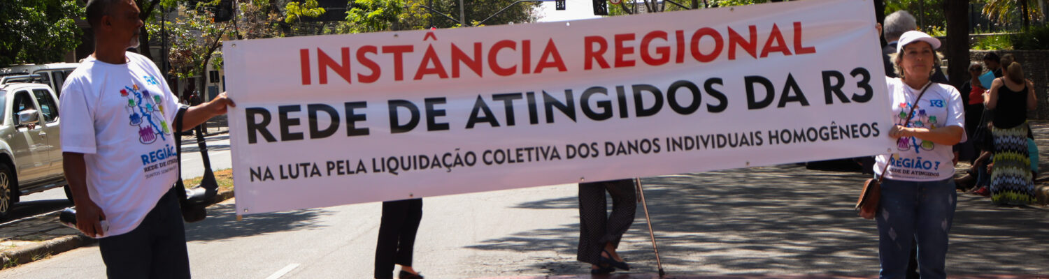 pessoas atingidas com faixa manifestando pela liquidação coletiva dos danos individuais homogêneos