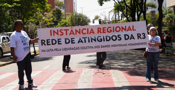 pessoas atingidas com faixa manifestando pela liquidação coletiva dos danos individuais homogêneos